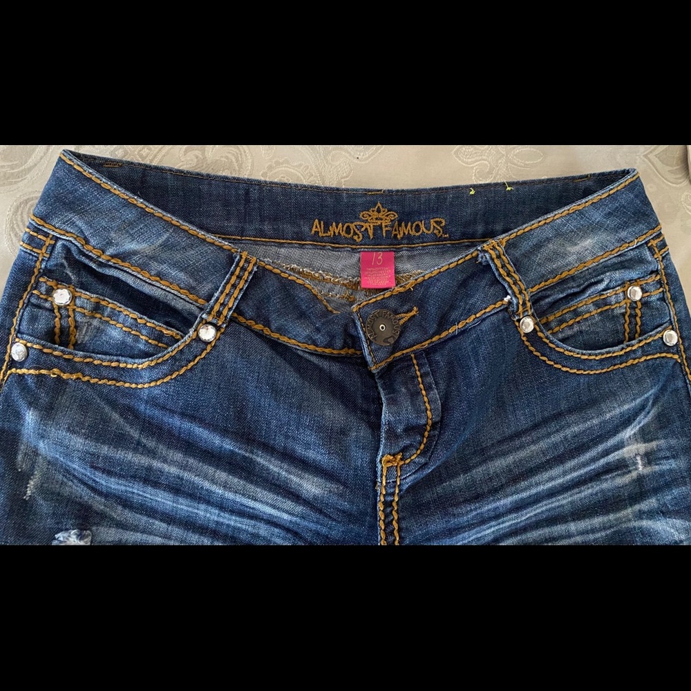 Almost Famous distressed Jean capris